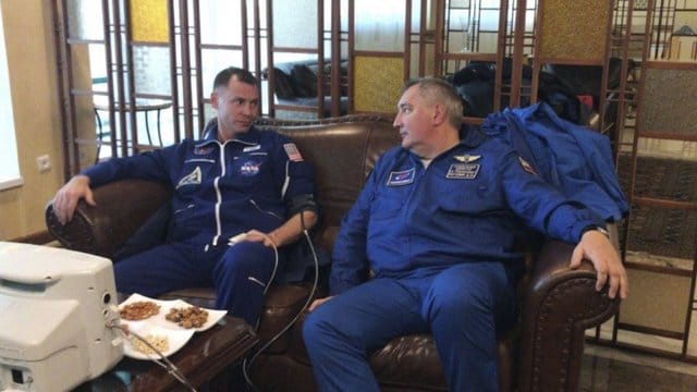 Der US-Astronaut Nick Hague (l) und Dmitri Rogosin, Leiter der russischen Raumfahrtorganisation Roskosmos, nach der Notlandung der Sojus-Kapsel in Schesqasghan (Kasachstan). Der US-Astronaut Nick Hague (l) und Dmitri Rogosin, Leiter der russischen Raumfahrtorganisation Roskosmos, nach der Notlandung der Sojus-Kapsel in Schesqasghan (Kasachstan).