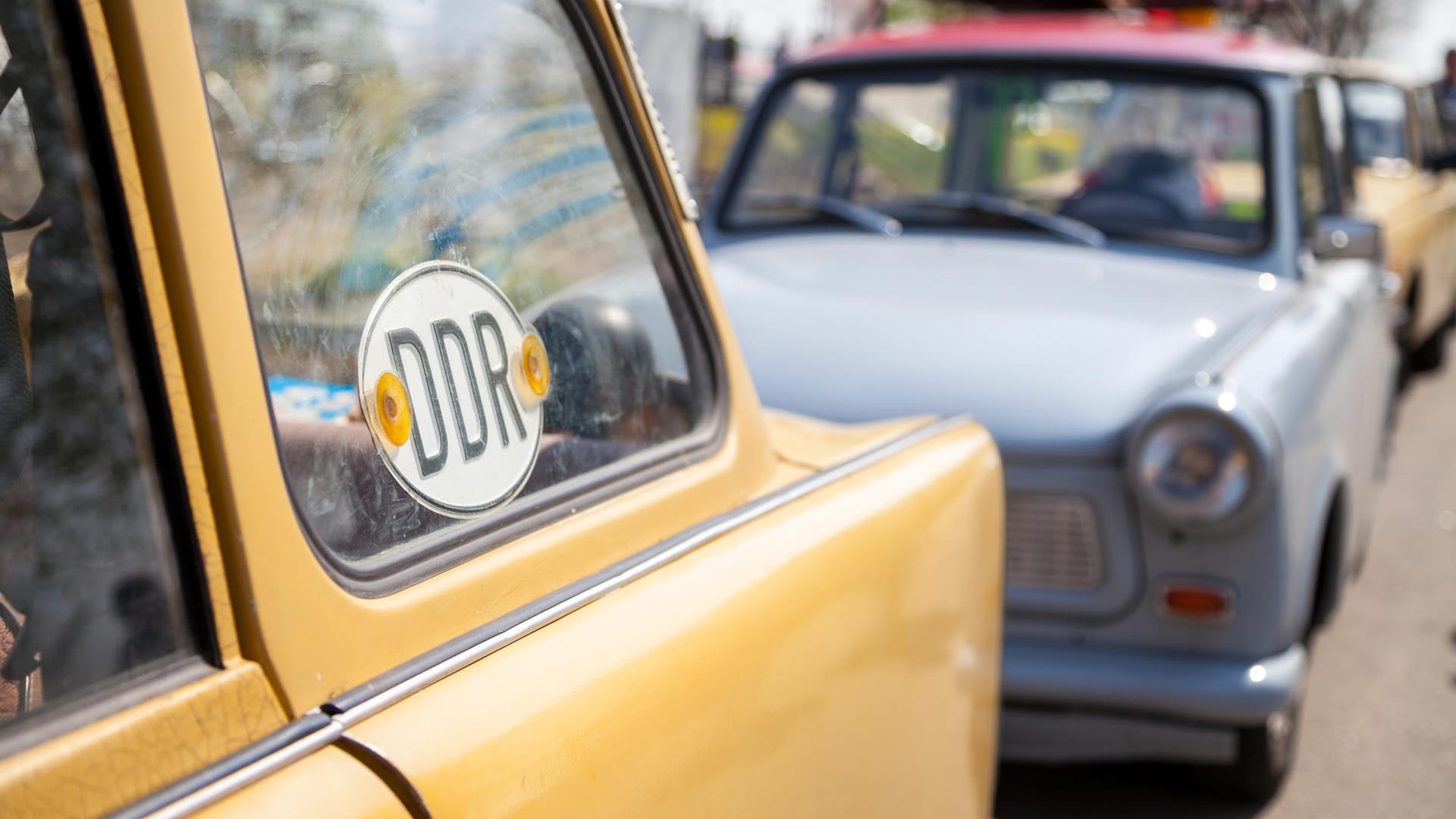 Trabant mit DDR-Schild