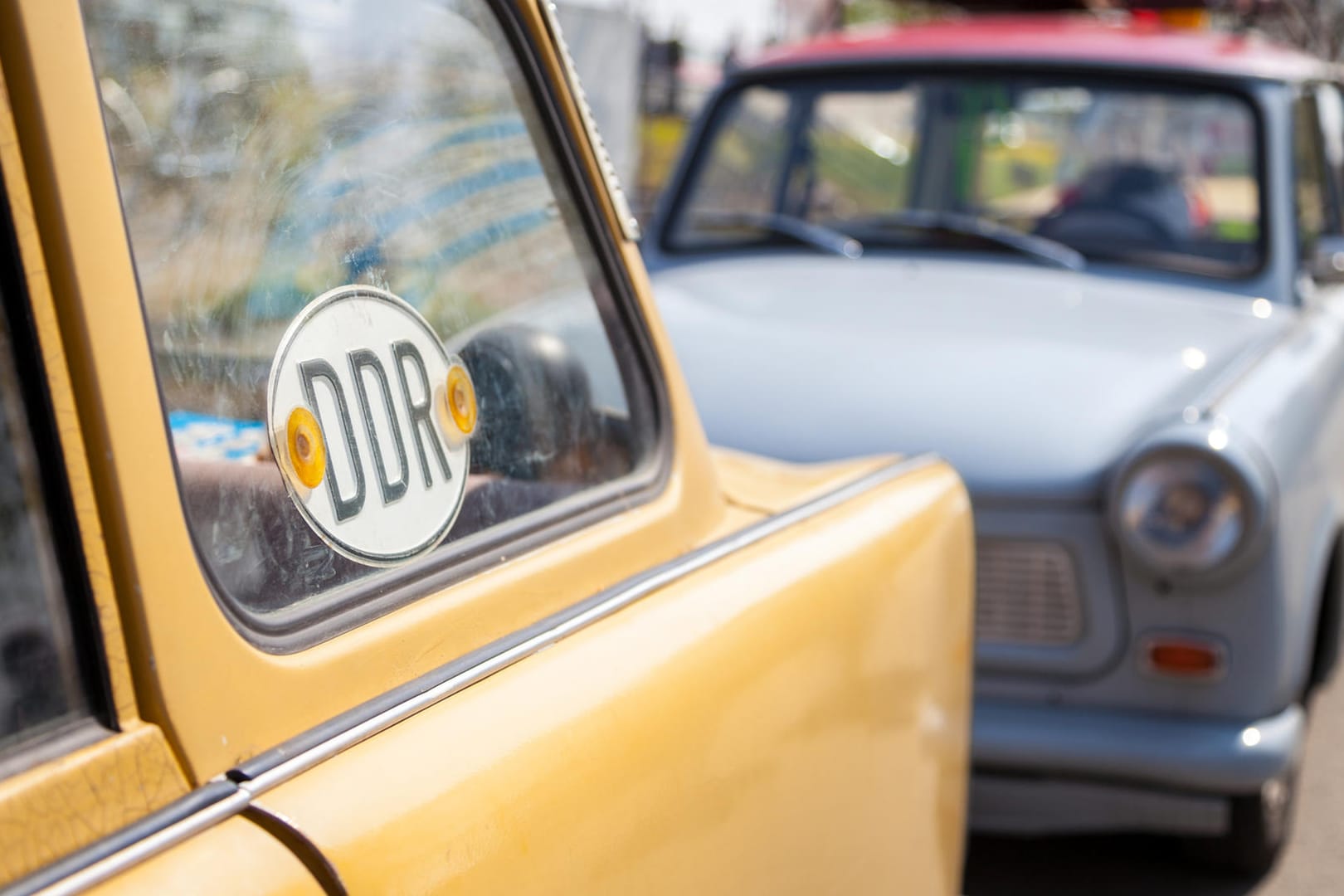 Trabant mit DDR-Schild