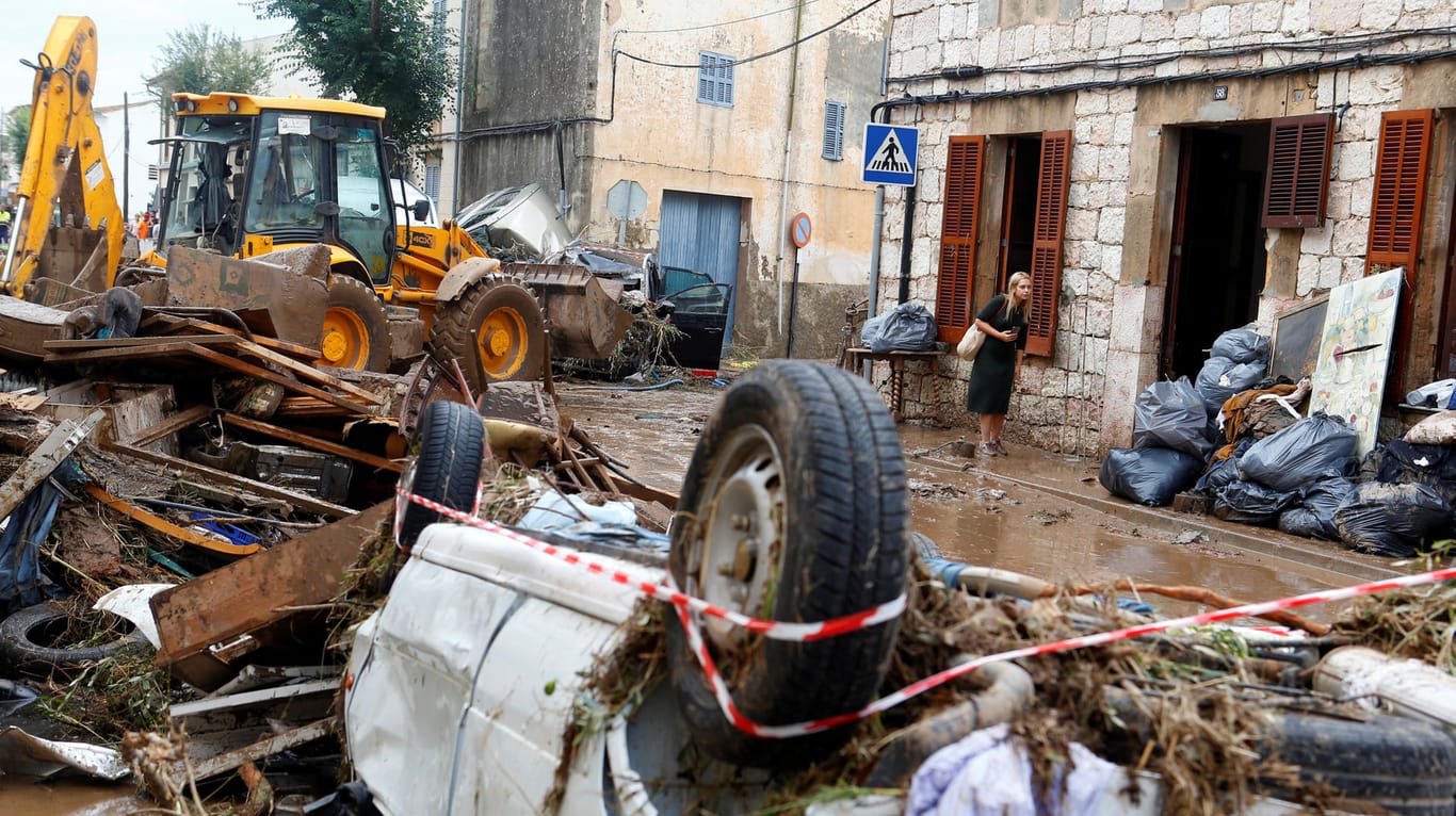 Eine Frau läuft durch die von Trümmern übersäten Straßen: Ein Sturzregen um den Ort Sant Llorenç hatte die Straßen in reißende Flüsse verwandelt.