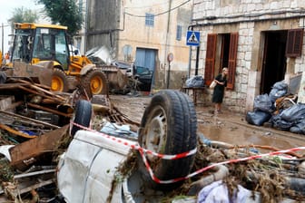 Eine Frau läuft durch die von Trümmern übersäten Straßen: Ein Sturzregen um den Ort Sant Llorenç hatte die Straßen in reißende Flüsse verwandelt.