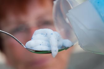 Kosmetik, die Mikroplastik enthält: Allein aus Kosmetik sowie Wasch- und Putzmittel gelangen einer Studie zufolge pro Jahr 977 Tonnen Mikroplastik ins Abwasser.