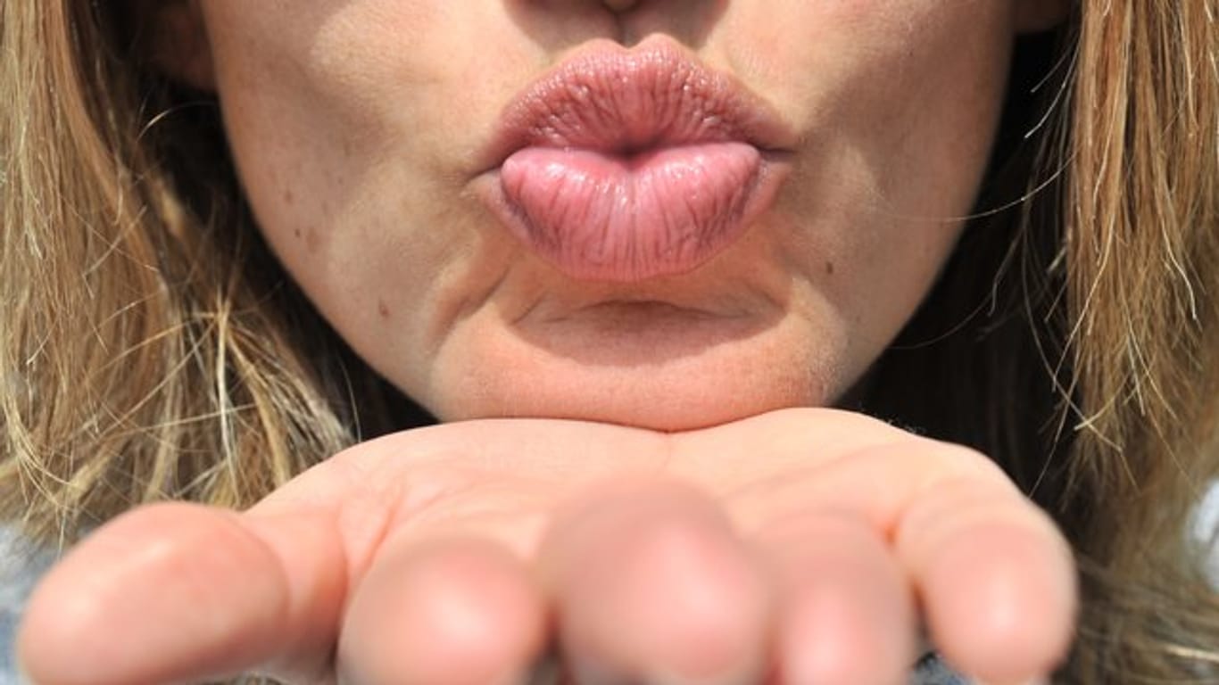 Mehr als eine nette Geste: Wer seine Mundpartie straffen möchte, sollte die Gesichtsmuskeln mit Luftküssen trainieren.