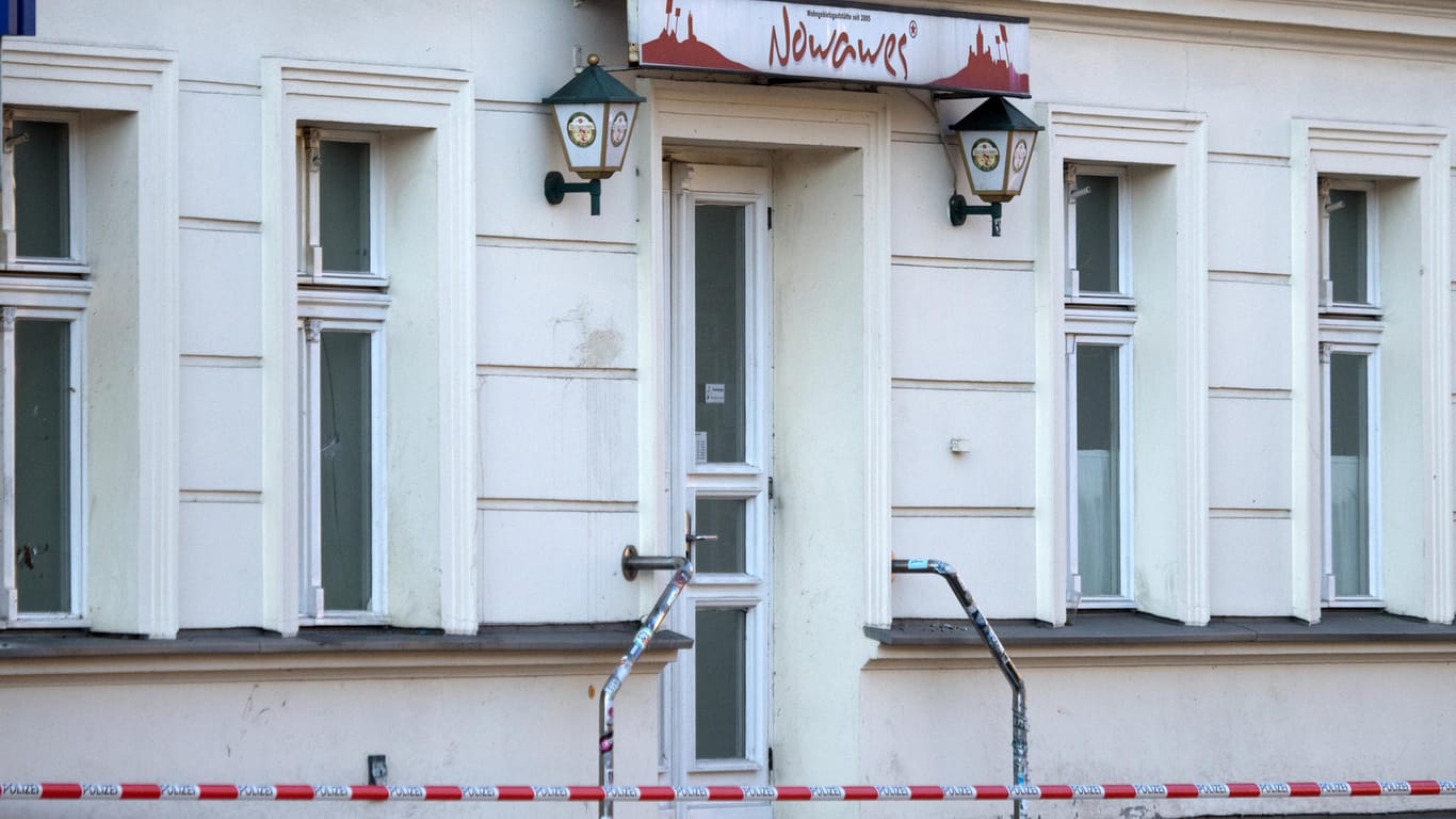Der Eingang eines Lokals in Potsdam-Babelsberg ist mit Absperrband der Polizei gesichert: Hooligans haben das Lokal mit Stöcken bewaffnet angegriffen.