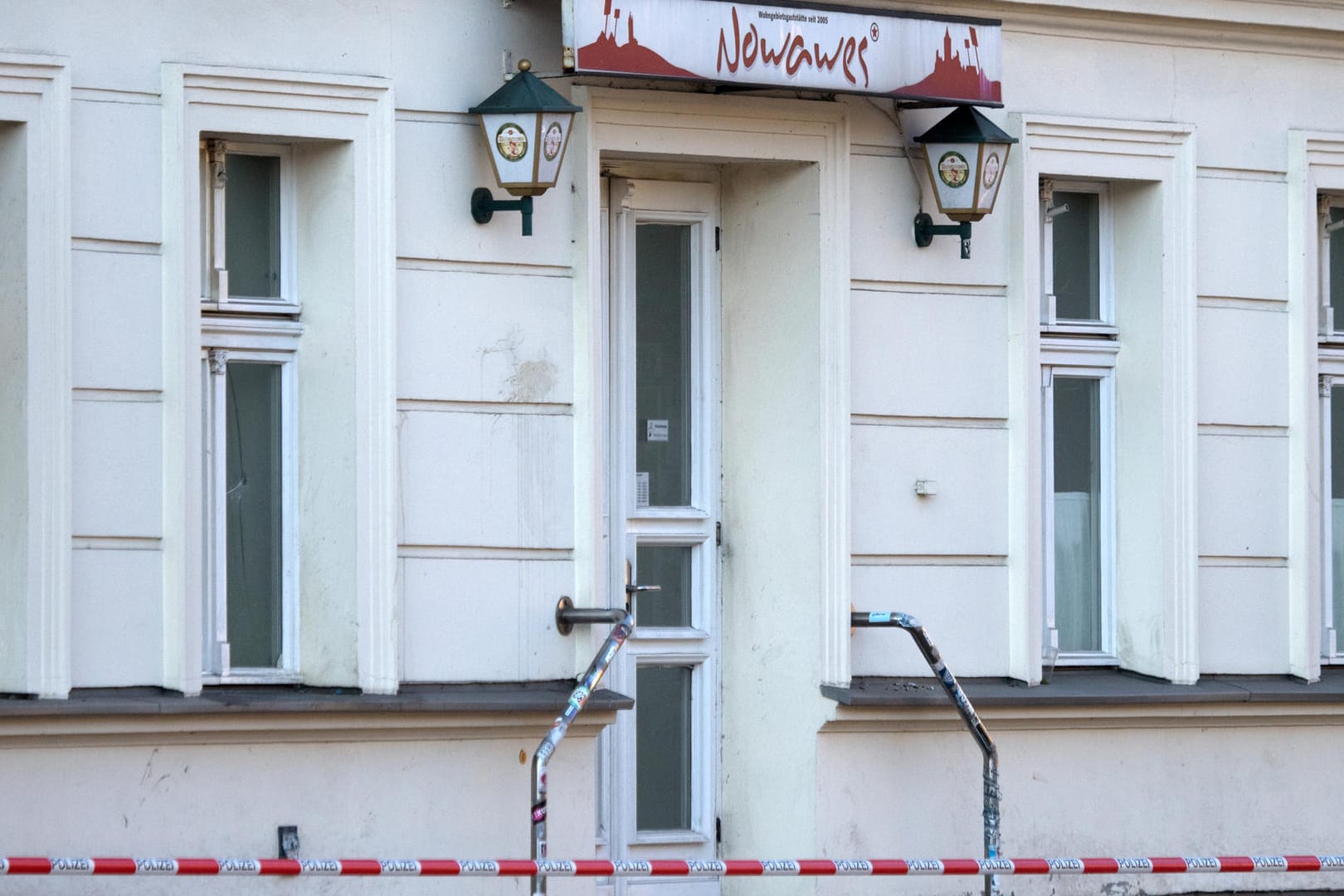 Der Eingang eines Lokals in Potsdam-Babelsberg ist mit Absperrband der Polizei gesichert: Hooligans haben das Lokal mit Stöcken bewaffnet angegriffen.