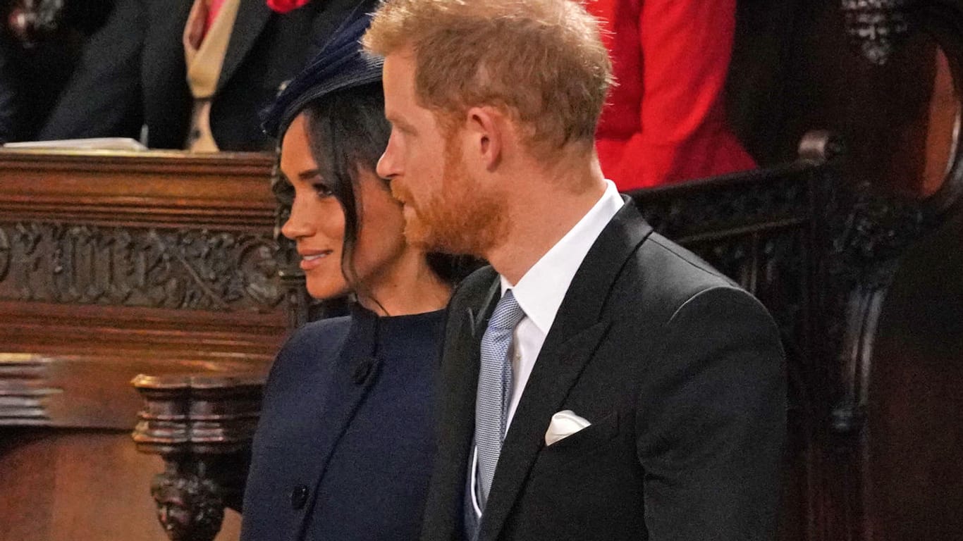 Prinz Harry und Herzogin Meghan: Das Paar nimmt vor der Hochzeit von Prinzessin Eugenie und Jack Brooksbank in der St.-Georges-Kapelle von Schloss Windsor Platz.