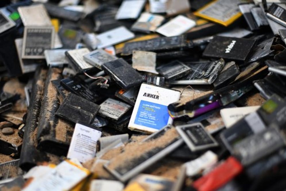 Ein Haufen alter Akkus: Wenn Akkus und Batterien auslaufen, treten in der Regel treten Elektrolyte aus.