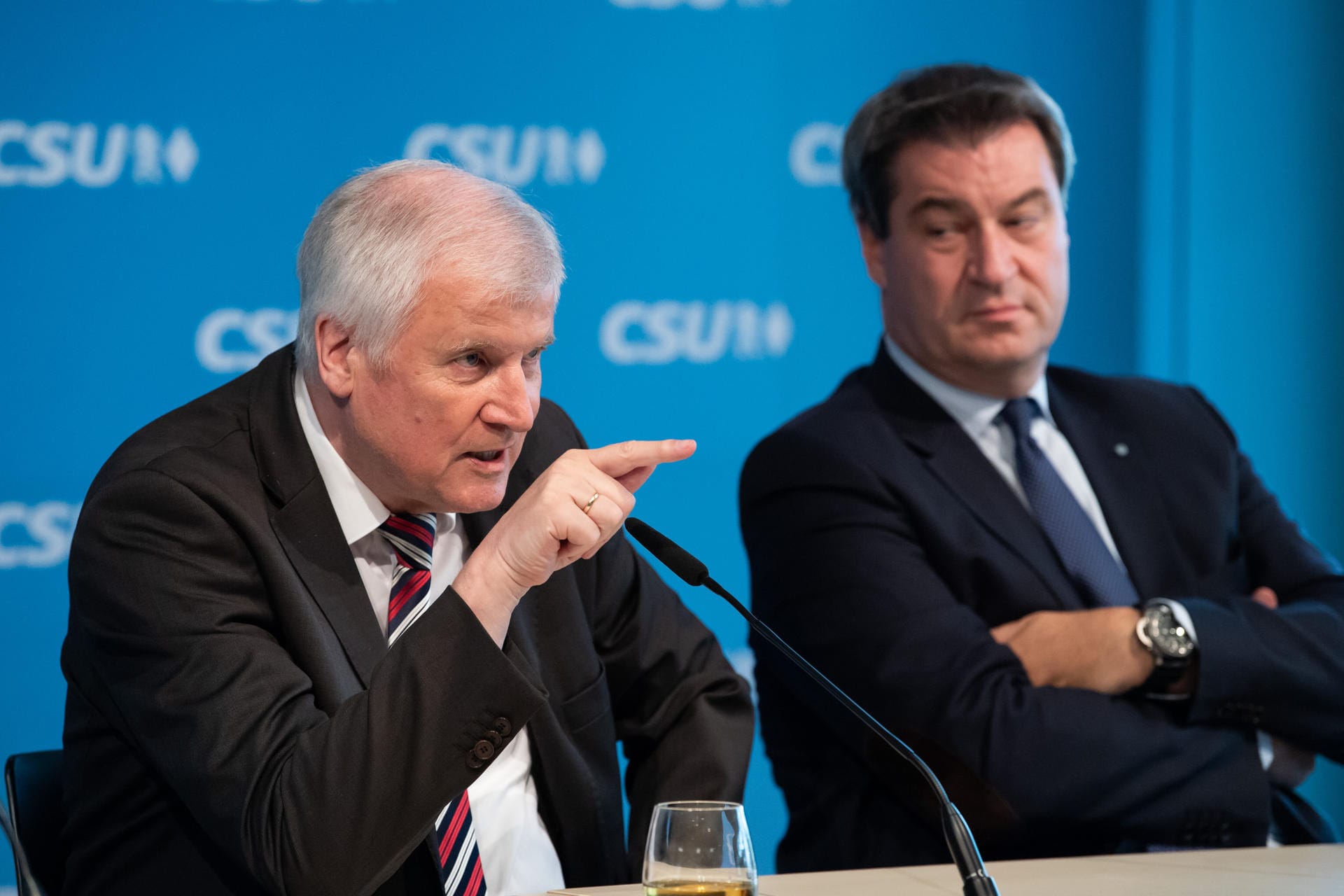 Seehofer und Söder: Immer mit dem Finger auf andere zeigen.