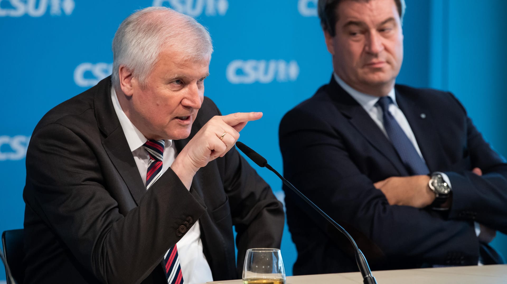 Seehofer und Söder: Immer mit dem Finger auf andere zeigen.