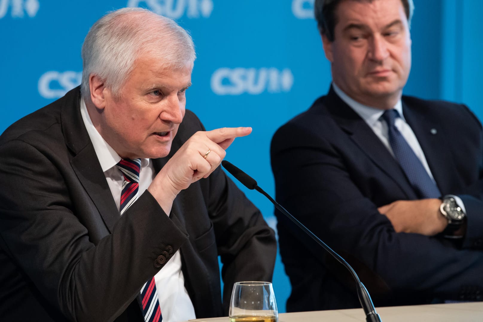 Seehofer und Söder: Immer mit dem Finger auf andere zeigen.