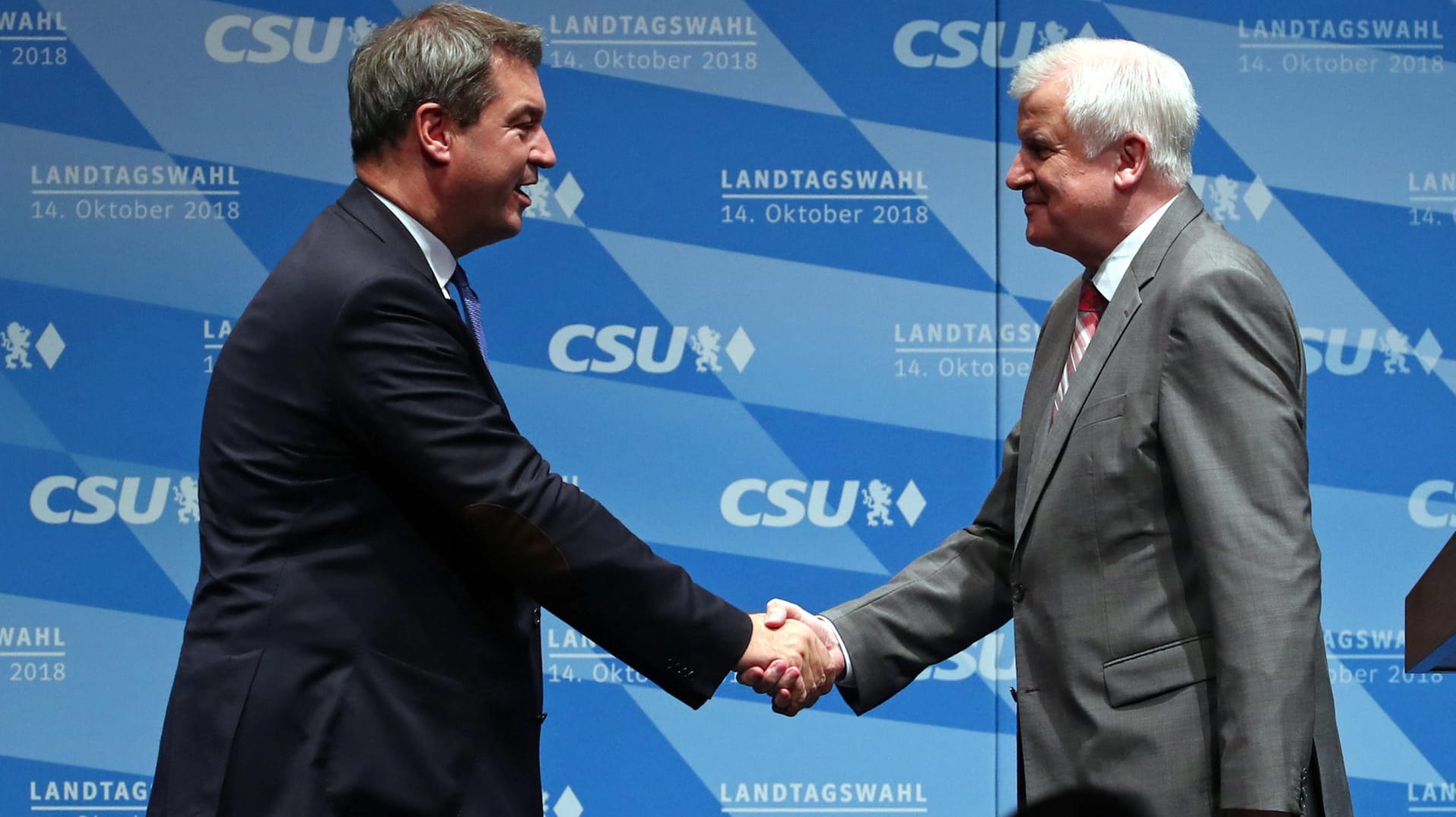 Söder und Seehofer schütteln sich die Hand: Grüß Gott, vielleicht sieht man sich bald auf einem Sonderparteitag in der Kampfabstimmung?