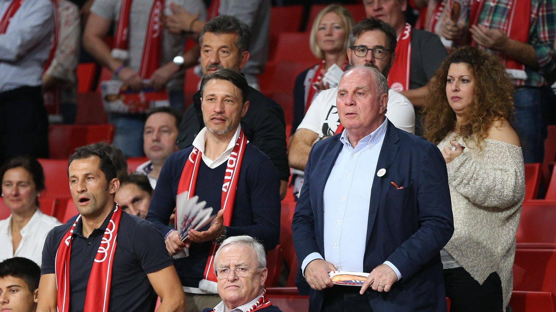 Zeugen einer Niederlage: Bayern-Trainer Niko Kovac (m.) neben Präsident Uli Hoeneß und Sportdirektor Hasan Salihamidzic verfolgen das Basketballspiel des FC Bayern gegen Anadolu Istanbul in der EuroLeague.