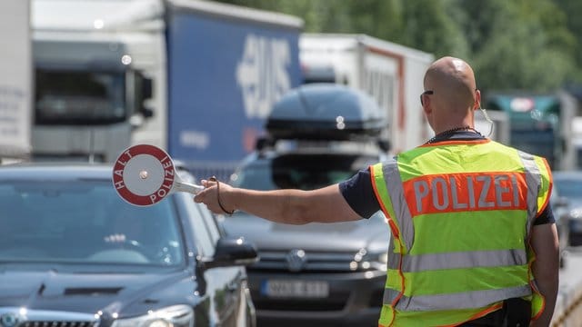 Kontrollstelle der Bundespolizei auf der Autobahn A 3 kurz hinter der deutsch-österreichischen Grenze. Kontrollstelle der Bundespolizei auf der Autobahn A 3 kurz hinter der deutsch-österreichischen Grenze.