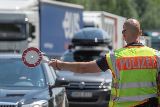 Kontrollstelle der Bundespolizei auf der Autobahn A 3 kurz hinter der deutsch-österreichischen Grenze.