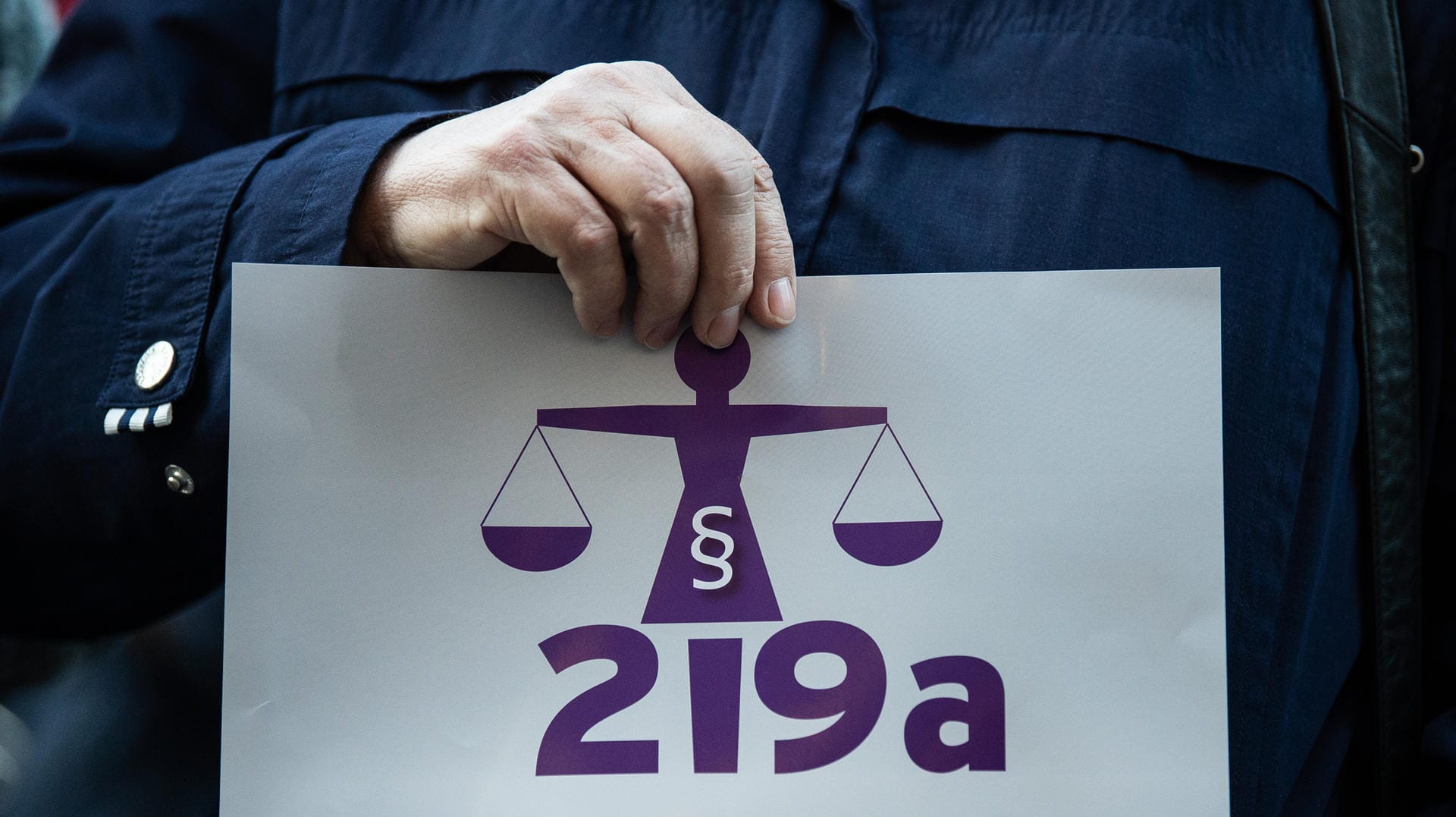 Paragraph 219a: Eine Medizinerin soll auf ihrer Webseite Abtreibung als Leistung angeboten haben. Paragraph 219a: Eine Medizinerin soll auf ihrer Webseite Abtreibung als Leistung angeboten haben.