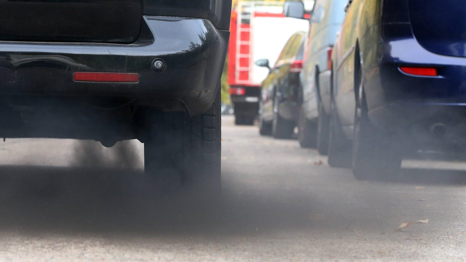 Rauchender Auspuff: Die Luftbelastung mit Stickoxiden wird seit Jahren breit diskutiert. Die Emission anderer Schadstoffe spielte dabei kaum eine Rolle.