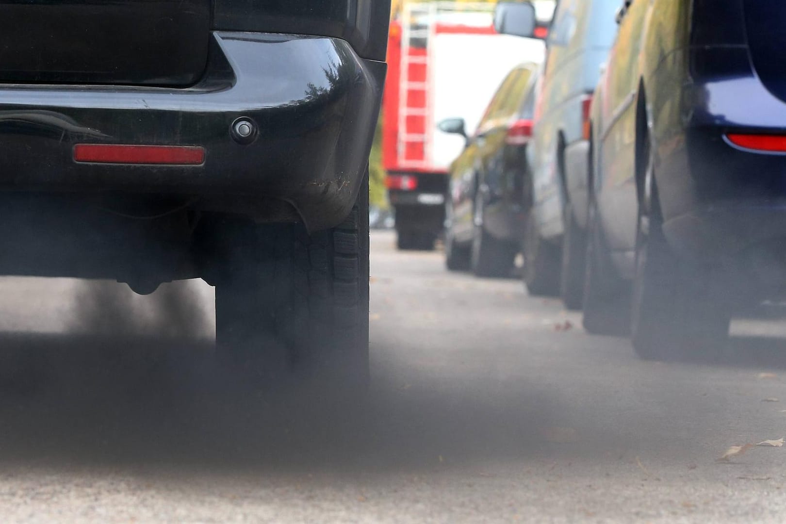 Rauchender Auspuff: Die Luftbelastung mit Stickoxiden wird seit Jahren breit diskutiert. Die Emission anderer Schadstoffe spielte dabei kaum eine Rolle.