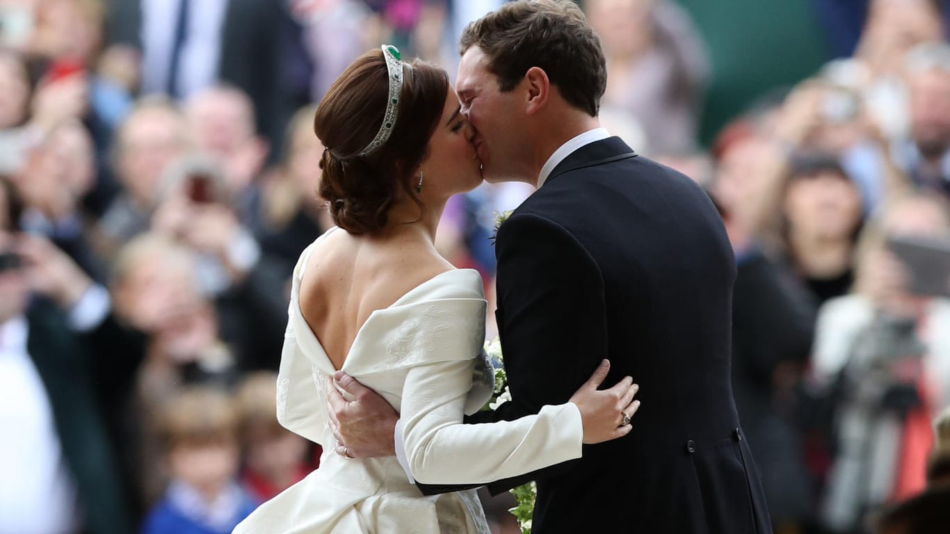 Prinzessin Eugenie und ihr Ehemann Jack Brooksbank: Der Hochzeitskuss nach dem Gottesdienst.