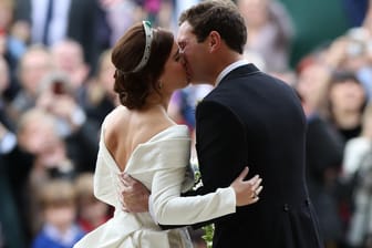 Prinzessin Eugenie und ihr Ehemann Jack Brooksbank: Der Hochzeitskuss nach dem Gottesdienst.