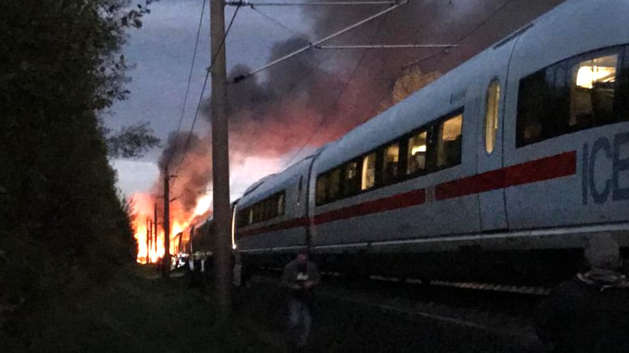 510 Menschen an Bord: Im Westerwald brannte ein ICE. Reisende erzählten t-online.de, wie sie die Situation erlebten.