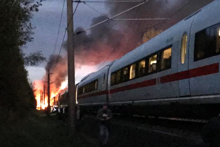 510 Menschen an Bord: Im Westerwald brannte ein ICE. Reisende erzählten t-online.de, wie sie die Situation erlebten.