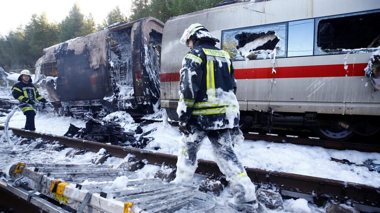 Zerstörter ICE-Waggon: Der letzte Teil des Zuges brannte völlig aus.