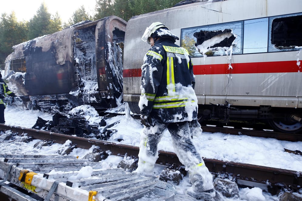 Zerstörter ICE-Waggon: Der letzte Teil des Zuges brannte völlig aus.