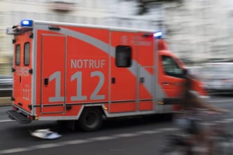 Rettungswagen der Feuerwehr fährt mit Blaulicht durch die Stadt: Das Kind verstarb noch am Unfallort.