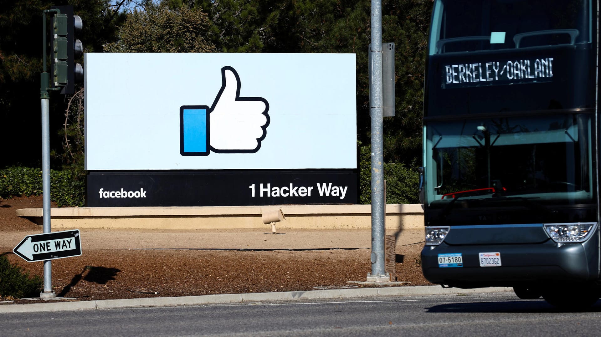 Straßenschild vor der Facebook-Zentrale: Mehrere hundert Nutzerkonten und Diskussionsforen wurden wegen Spam-Verdachts geschlossen. Straßenschild vor der Facebook-Zentrale: Mehrere hundert Nutzerkonten und Diskussionsforen wurden wegen Spam-Verdachts geschlossen.