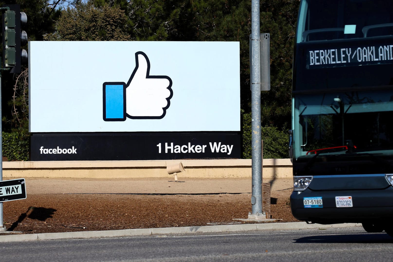 Straßenschild vor der Facebook-Zentrale: Mehrere hundert Nutzerkonten und Diskussionsforen wurden wegen Spam-Verdachts geschlossen.
