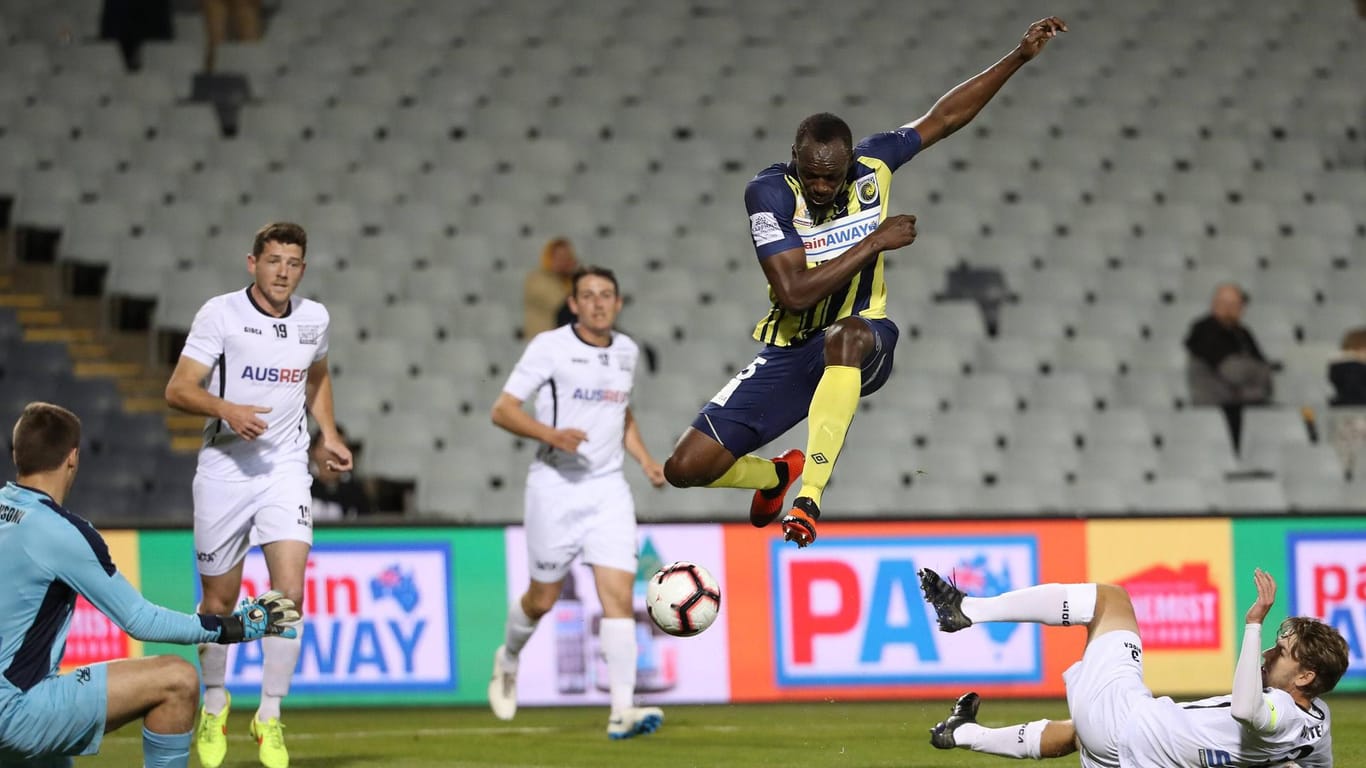 Sein erstes Tor als Profi: Usain Bolt erzielt für die Central Coast Mariners im Spiel gegen Macarthur South West United in Sydney zwei Treffer.