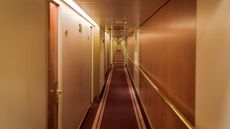 Korridor mit Kabinen: Auf Kreuzfahrtschiffen stehen Reservekabinen für bestimmte Umstände zur Verfügung.