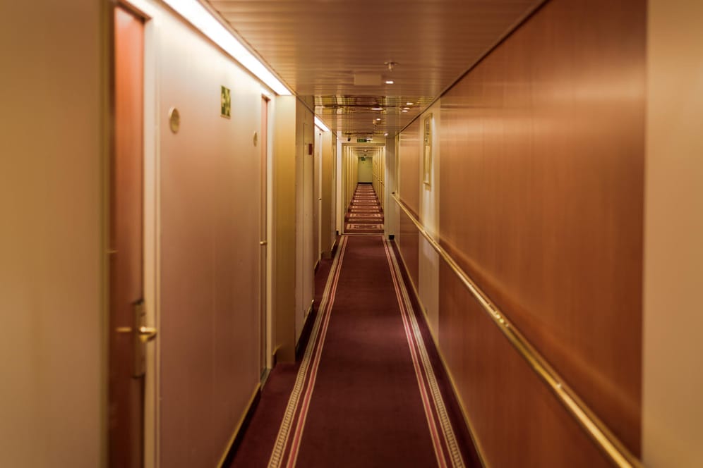 Korridor mit Kabinen: Auf Kreuzfahrtschiffen stehen Reservekabinen für bestimmte Umstände zur Verfügung.