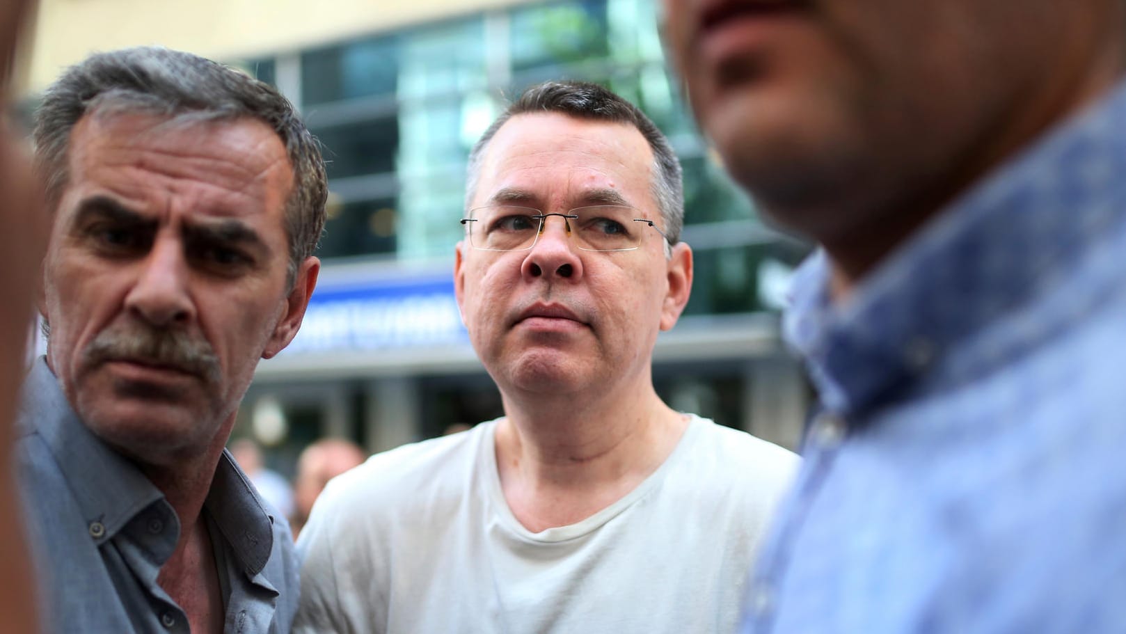 Andrew Brunson mit türkischen Sicherheitskräften: Der US-Pastor verbrachte in der Türkei zwei Jahre im Hausarrest.