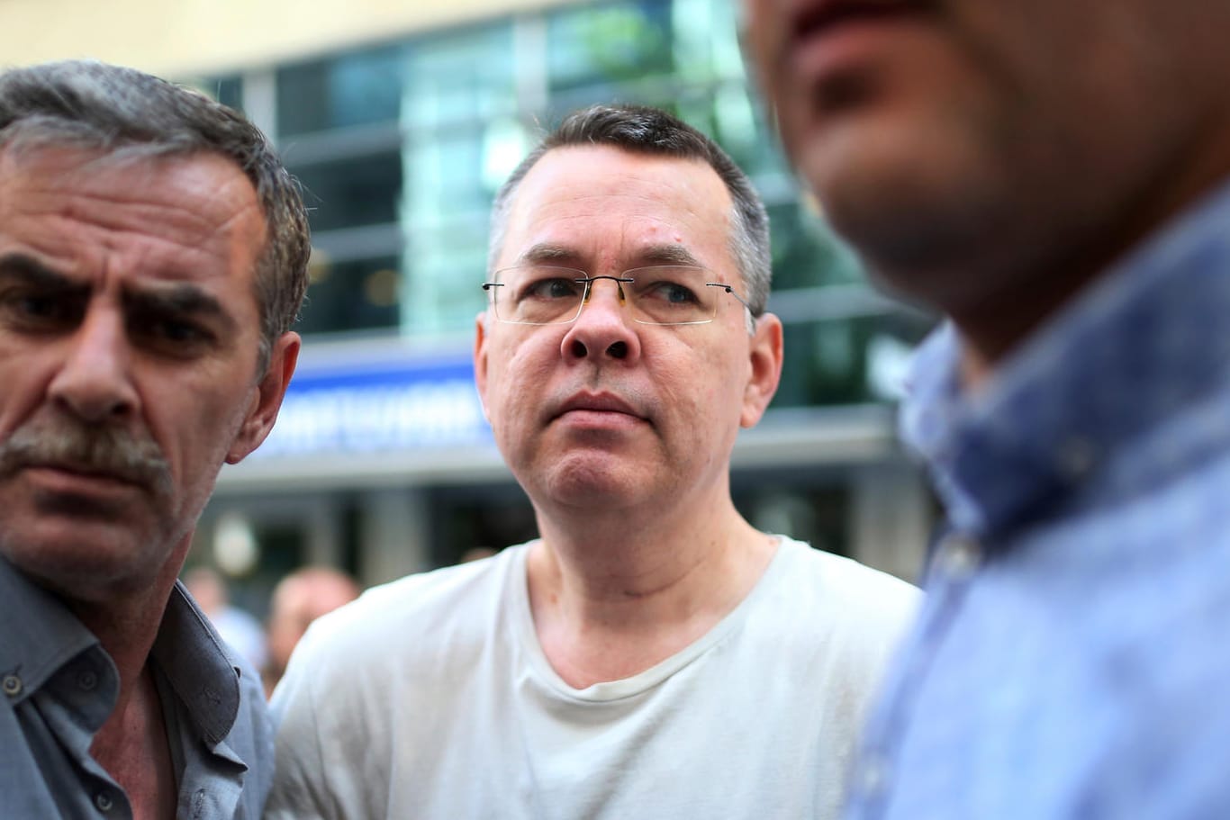 Andrew Brunson mit türkischen Sicherheitskräften: Der US-Pastor verbrachte in der Türkei zwei Jahre im Hausarrest.