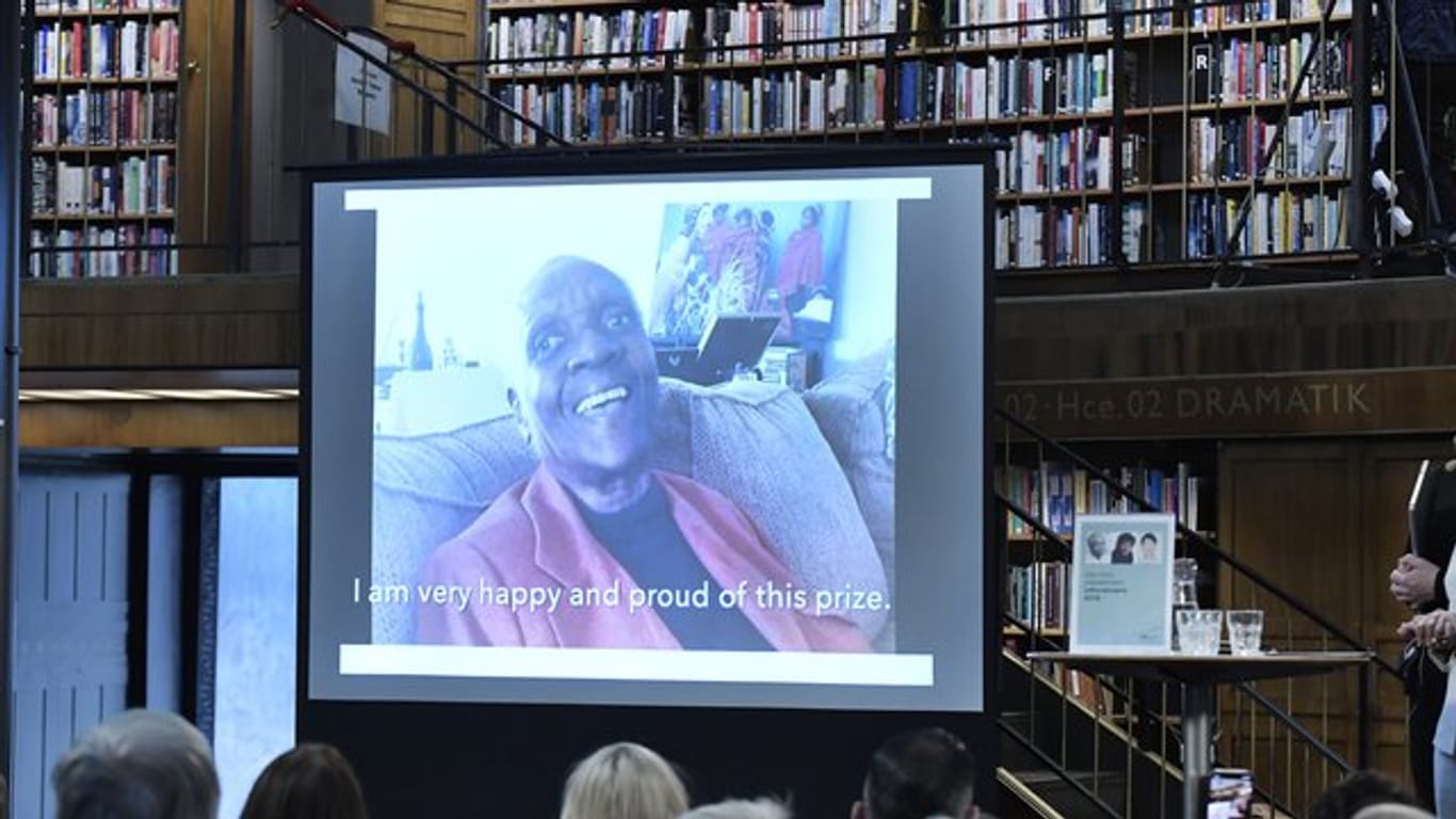 Maryse Conde, eine in Paris lebende Autorin aus Guadeloupe, erscheint nach der Verleihung des Alternativen Nobelpreises per Videolink in der Stadtbibliothek Stockholm.