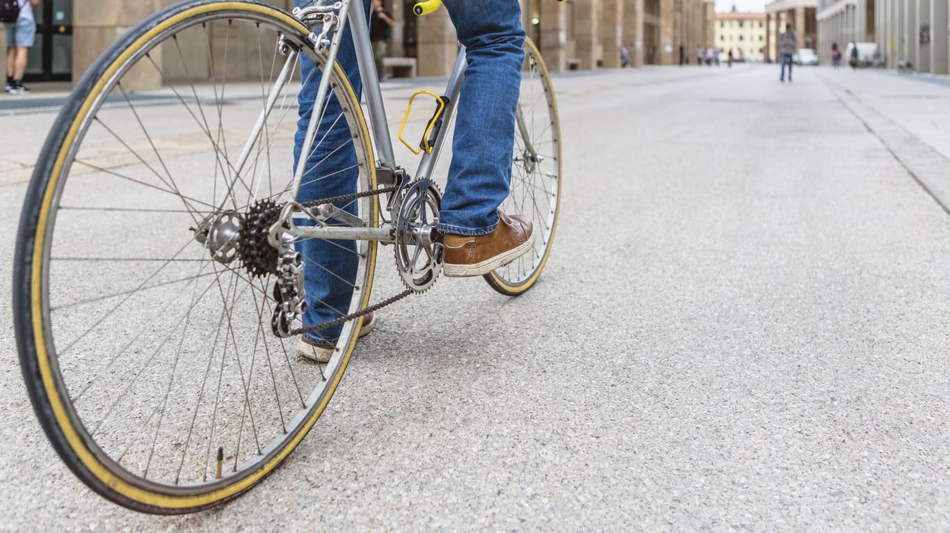 Ein Mann auf einem Fahrrad (Symbolbild): In Hannover hat ein 28-jähriger Radfahrer einen Fußgänger tot geprügelt.