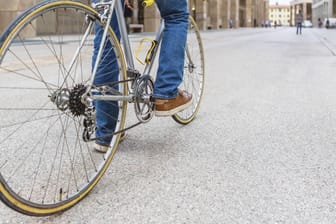 Ein Mann auf einem Fahrrad (Symbolbild): In Hannover hat ein 28-jähriger Radfahrer einen Fußgänger tot geprügelt.