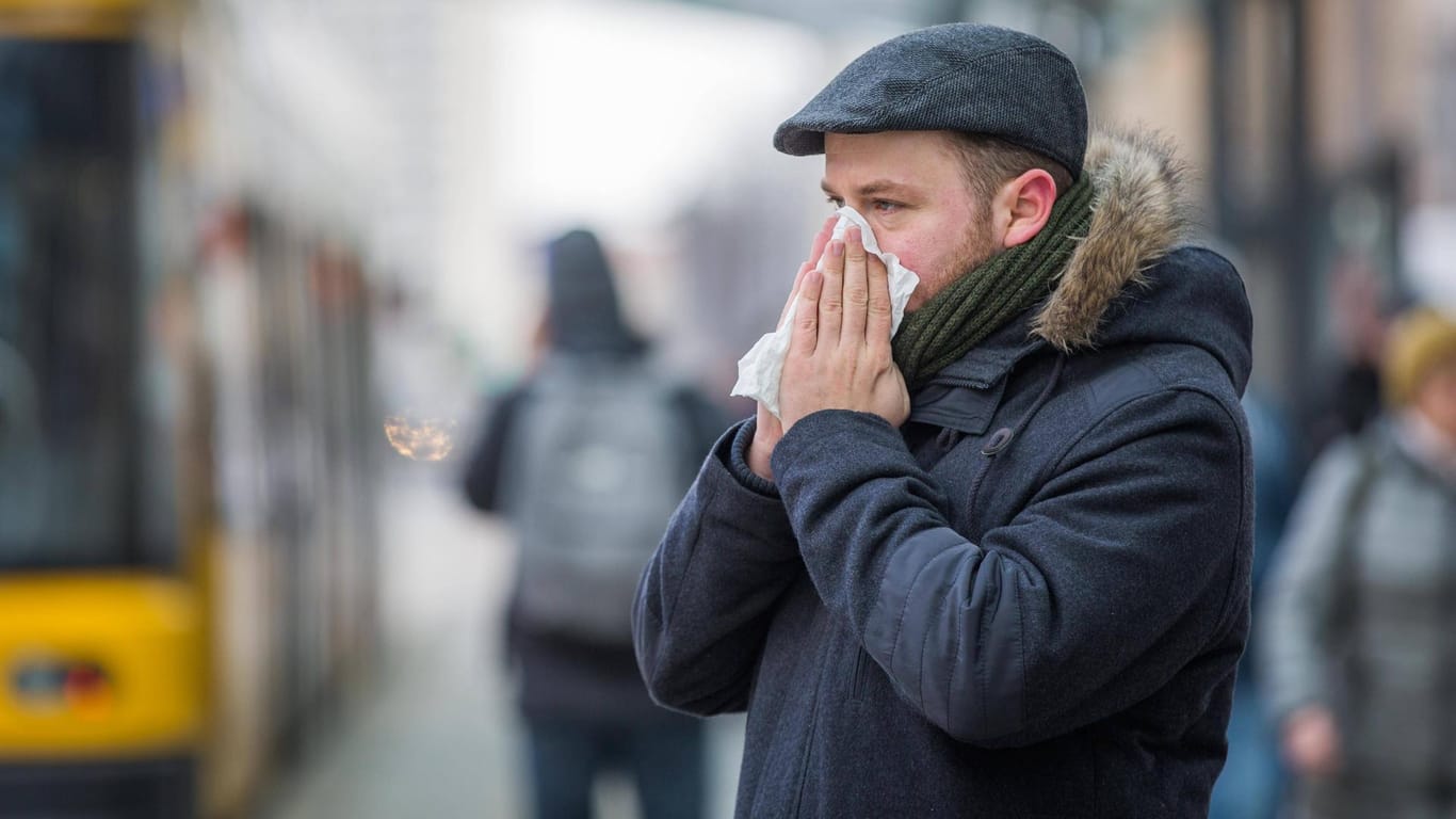 Ein Mann mit Erkältung benutzt ein Taschentuch: Kurz vor der Grippesaison hat Bayer Lieferschwierigkeiten.