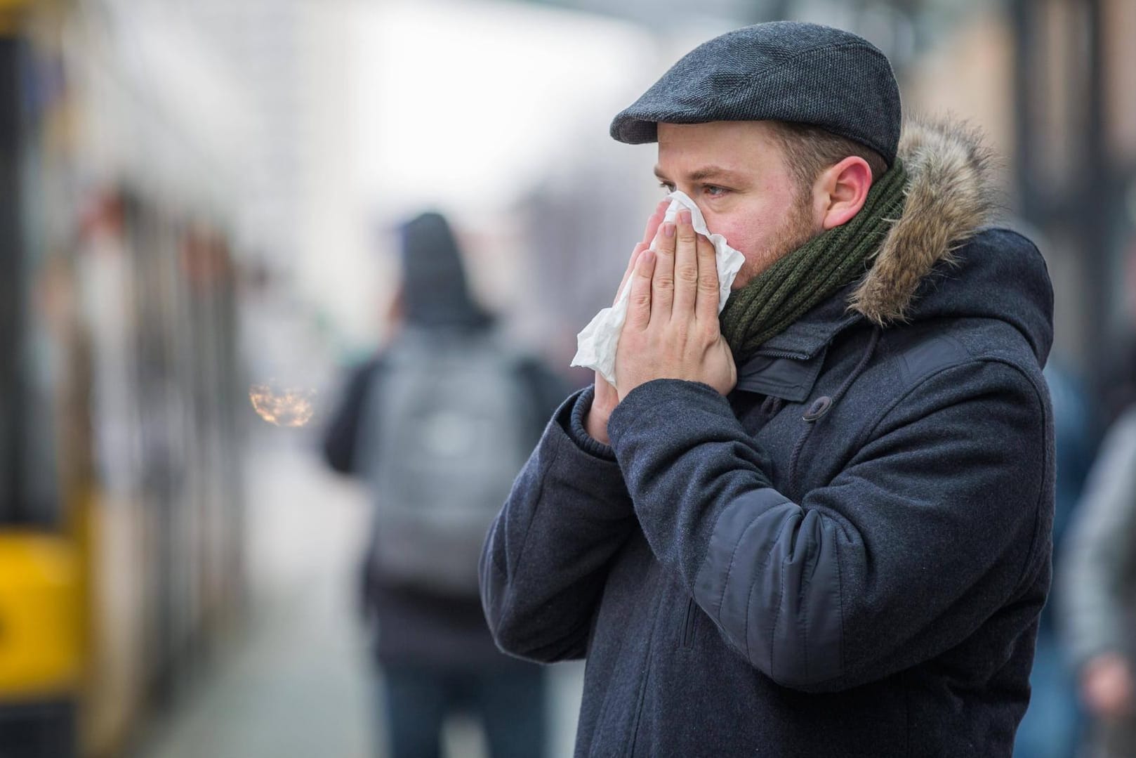 Ein Mann mit Erkältung benutzt ein Taschentuch: Kurz vor der Grippesaison hat Bayer Lieferschwierigkeiten.