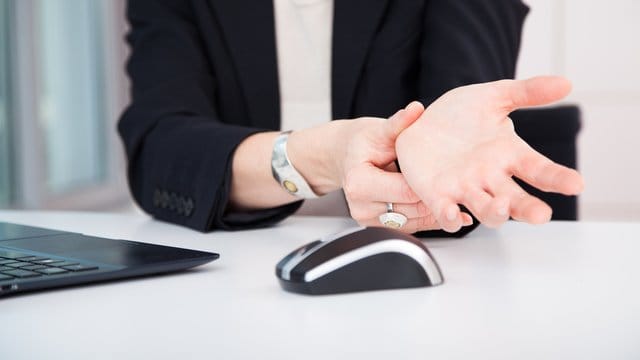 Wenn Rheuma Schmerzen in den Händen verursacht, können spezielle PC-Tastaturen und -Mäuse die Arbeit im Büro erleichtern.