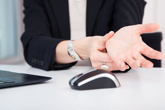 Wenn Rheuma Schmerzen in den Händen verursacht, können spezielle PC-Tastaturen und -Mäuse die Arbeit im Büro erleichtern. Wenn Rheuma Schmerzen in den Händen verursacht, können spezielle PC-Tastaturen und -Mäuse die Arbeit im Büro erleichtern.