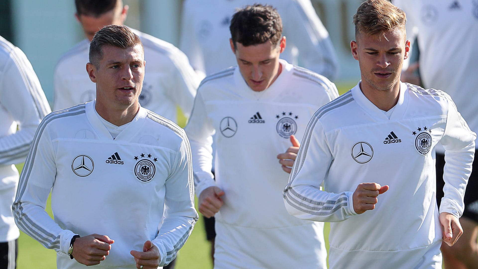 Zwischen Konkurrenten: Sebastian Rudy (M.) kämpft mit Toni Kroos (l.) und Joshua Kimmich um einen Platz im zentralen Mittelfeld.