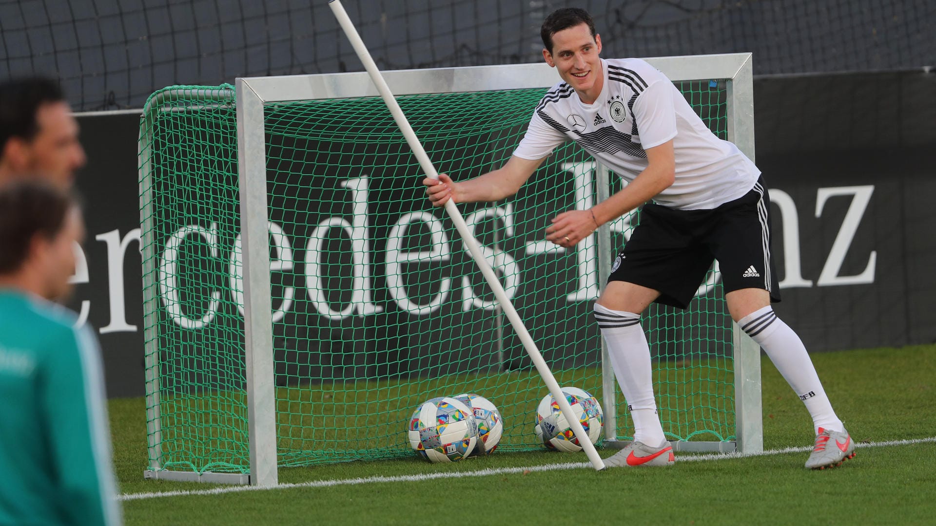 Aushilfstorwart: Spaßvogel Rudy hütet das Mini-Tor im Training der Nationalelf in Berlin.