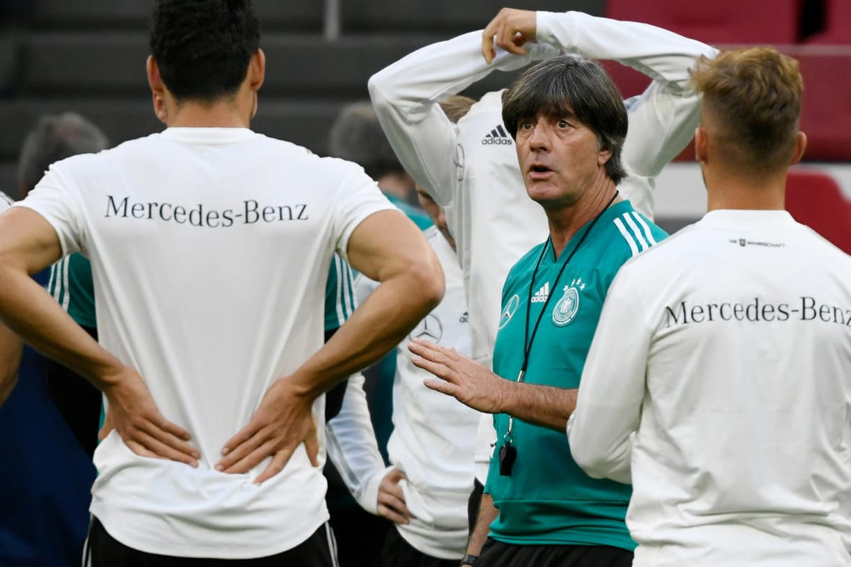 Löw im Kreise der Spieler: Erste Team-Mitglieder haben bereits eine Einsatzgarantie.