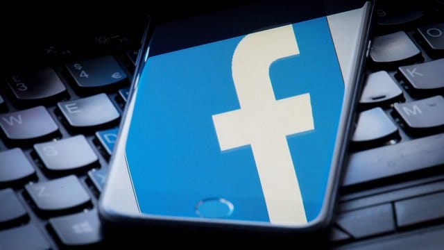 Facebook hatte vor zwei Wochen mitgeteilt, dass unbekannte Angreifer sich durch den Diebstahl digitaler Schlüssel Zugang zu Dutzenden Millionen Profilen verschafft hatten. Facebook hatte vor zwei Wochen mitgeteilt, dass unbekannte Angreifer sich durch den Diebstahl digitaler Schlüssel Zugang zu Dutzenden Millionen Profilen verschafft hatten.