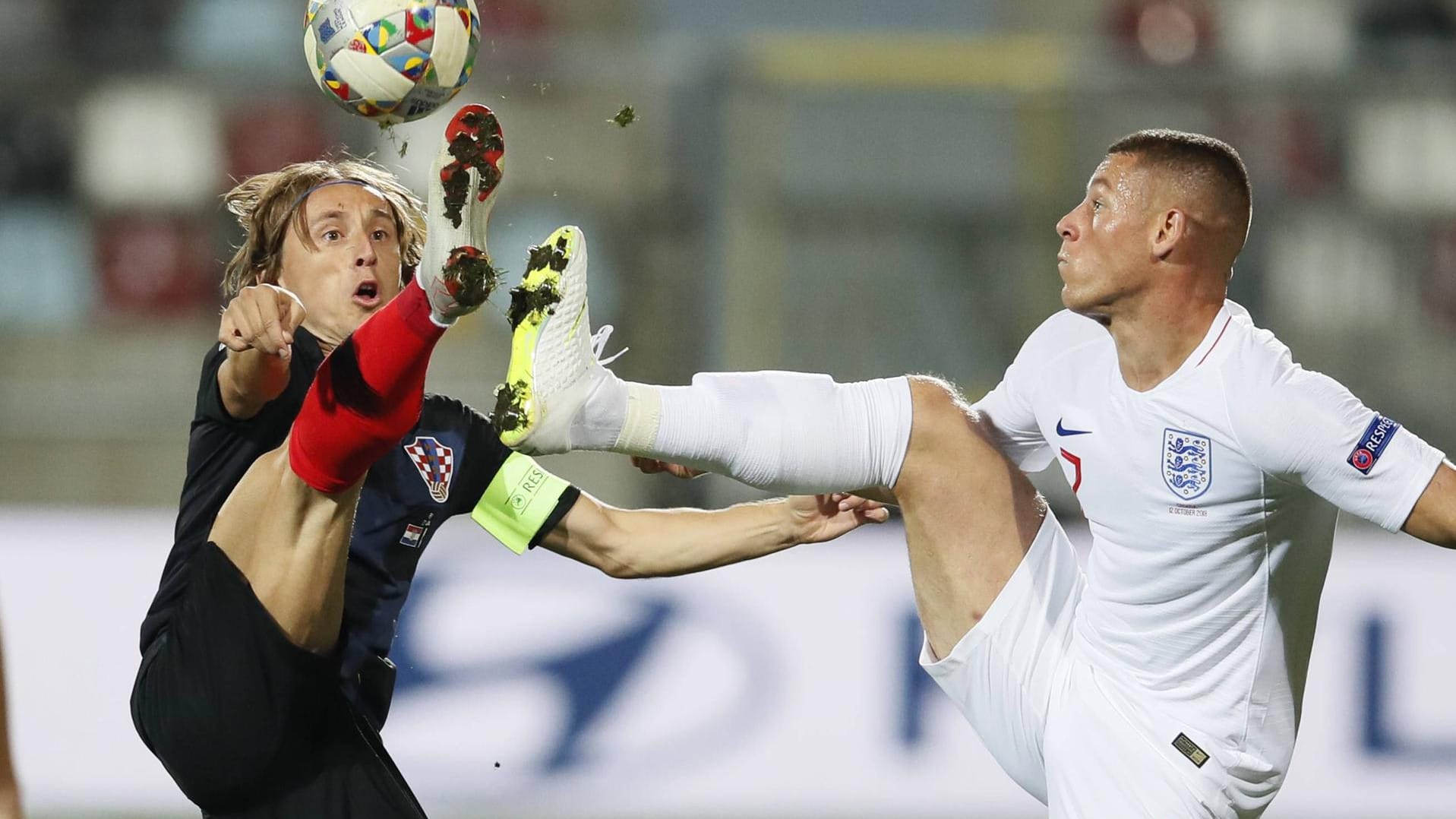 Viel Kampf, wenig Spielkultur: Selbst Kroatiens Zauberfuß Luka Modric (l., hier im Duell mit Englands Ross Barkley) konnte der Partie gegen England nicht seinen Stempel aufdrücken.