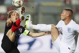 Viel Kampf, wenig Spielkultur: Selbst Kroatiens Zauberfuß Luka Modric (l., hier im Duell mit Englands Ross Barkley) konnte der Partie gegen England nicht seinen Stempel aufdrücken.