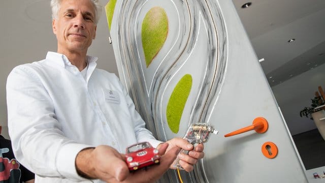Uwe Bönisch präsentiert während der Neuheitenschau zur Internationalen Erfindermesse "iENA" eine Kinderzimmertür, die als Rennbahn verwendet werden kann. Uwe Bönisch präsentiert während der Neuheitenschau zur Internationalen Erfindermesse "iENA" eine Kinderzimmertür, die als Rennbahn verwendet werden kann.