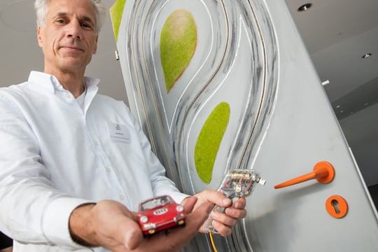 Uwe Bönisch präsentiert während der Neuheitenschau zur Internationalen Erfindermesse "iENA" eine Kinderzimmertür, die als Rennbahn verwendet werden kann.